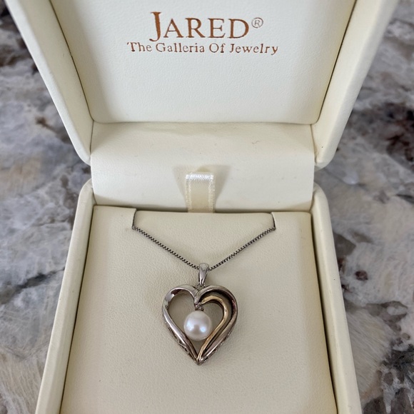 Jared Heart/ Pearl two toned necklace💕 - Picture 3 of 8